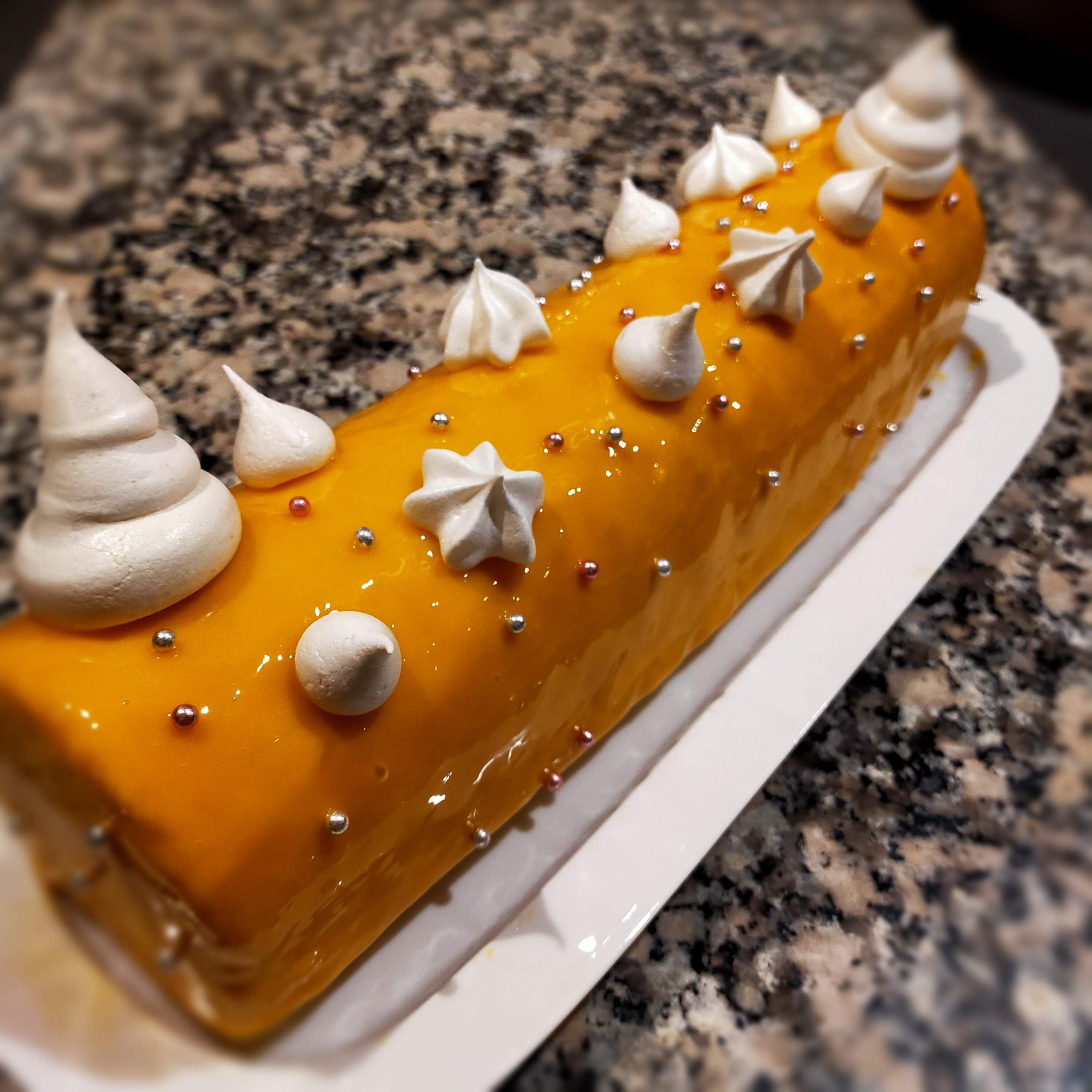 Bûche de Noël sans gluten mangue déco meringues