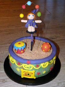 gâteau anniversaire, sans gluten jongleuse monocycle cirque