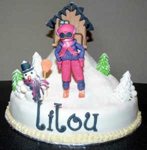 gâteau anniversaire, sans gluten montagne skieuse et son chalet