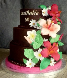 gâteau anniversaire, sans gluten 3 étages fleurs d'hibiscus et de tiaré