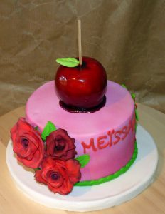 gâteau anniversaire, sans gluten Pomme d'amour et roses rouges