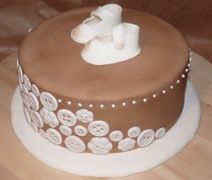 gâteau annonce grossesse, sans gluten petits chaussons et boutons