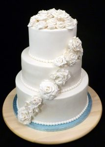 gâteau de mariage cascade de fleurs blanches