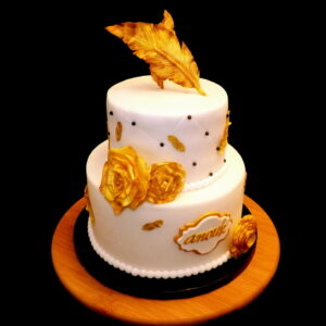 gateau anniversaire, sans gluten, gâteau blanc fleurs et plumes dorées